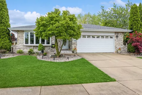 7919 Whittington Dr, Tinley Park, IL 60477