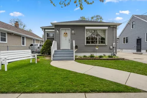 909 Bowditch Ave, Aurora, IL 60506