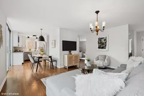 Living - 535 Forest Ave, Evanston, IL 60202 photo 3 of 5