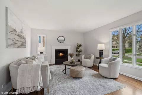 Living - 535 Forest Ave, Evanston, IL 60202 photo 1 of 5