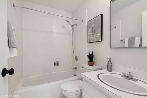 Bath - 535 Forest Ave, Evanston, IL 60202 photo 3 of 3