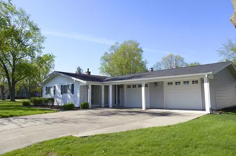 821 Tomahawk Dr, Ottawa, IL 61350