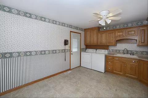 Kitchen - 821 Tomahawk Dr, Ottawa, IL 61350 photo 2 of 3