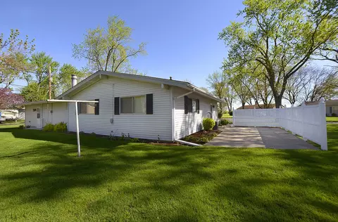 Exterior - 821 Tomahawk Dr, Ottawa, IL 61350 photo 3 of 5
