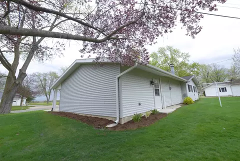 Exterior - 821 Tomahawk Dr, Ottawa, IL 61350 photo 4 of 5