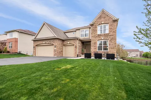 744 Jorstad Dr, North Aurora, IL 60542
