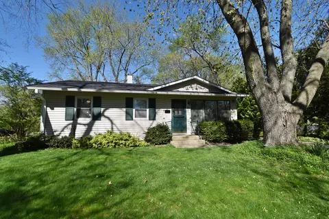 843 Valley Ln, Geneva, IL 60134