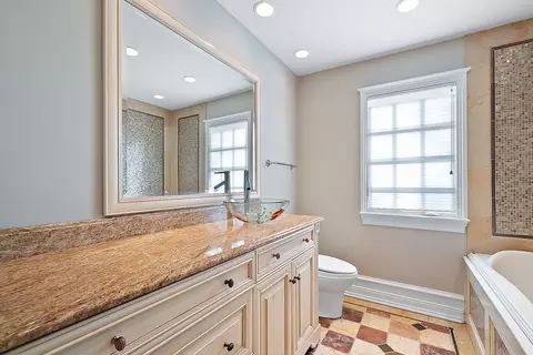 Bath - 239 Wood Glen Ln, Oak Brook, IL 60523 photo 4 of 5