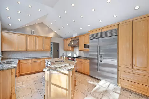 Kitchen - 239 Wood Glen Ln, Oak Brook, IL 60523 photo 4 of 4