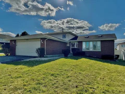 18066 Poplar Ln, Country Club Hills, IL 60478