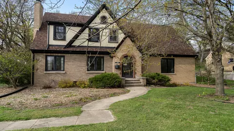 2902 E State St, Rockford, IL 61108