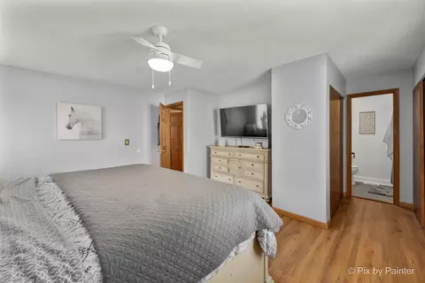 Bedroom - 852 Shorewood Dr, Bartlett, IL 60103 photo 2 of 4