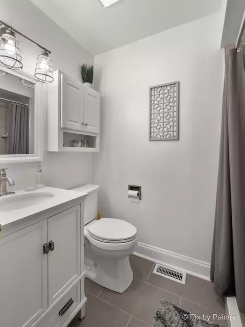 Bath - 852 Shorewood Dr, Bartlett, IL 60103 photo 1 of 3