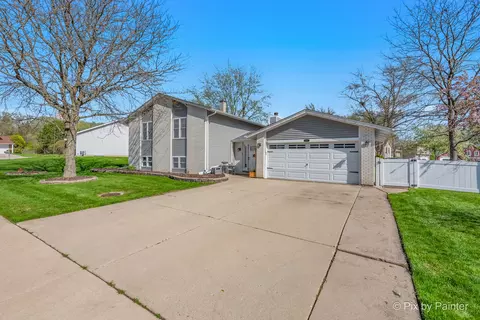 Exterior - 852 Shorewood Dr, Bartlett, IL 60103 photo 2 of 16