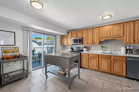 Kitchen - 852 Shorewood Dr, Bartlett, IL 60103 photo 2 of 3