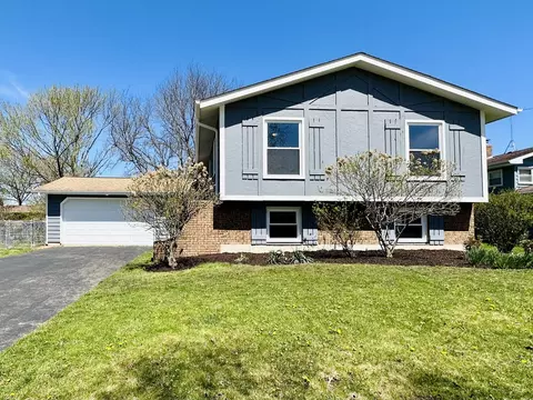 720 Chelsea Dr, Algonquin, IL 60102