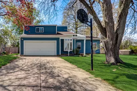 2220 Sandburg Dr, Aurora, IL 60506
