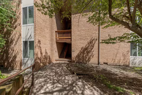 5801 Oakwood Dr #F, Lisle, IL 60532