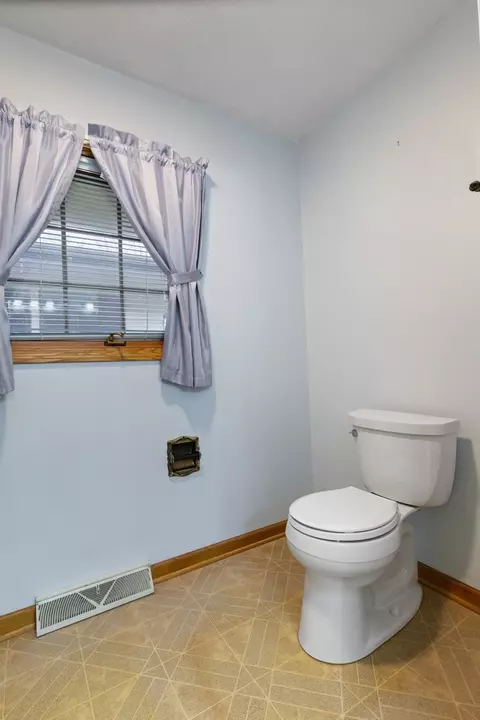 Bath - 10385 Ellsworth Dr, Roscoe, IL 61073 photo 3 of 4