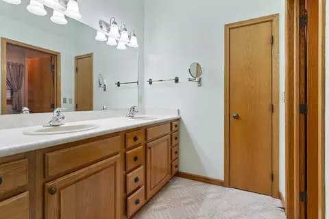 Bath - 10385 Ellsworth Dr, Roscoe, IL 61073 photo 2 of 4