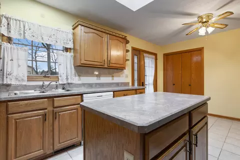 Kitchen - 10385 Ellsworth Dr, Roscoe, IL 61073 photo 4 of 5