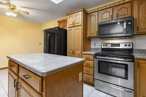 Kitchen - 10385 Ellsworth Dr, Roscoe, IL 61073 photo 3 of 5