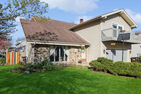 850 Blue Mound Dr, Crystal Lake, IL 60014