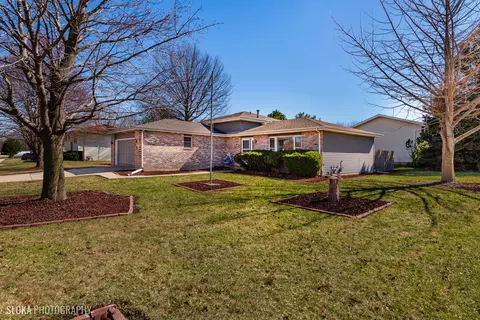 919 Sundown Rd, South Elgin, IL 60177