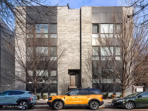 722 W 17th Pl #2W, Chicago, IL 60616