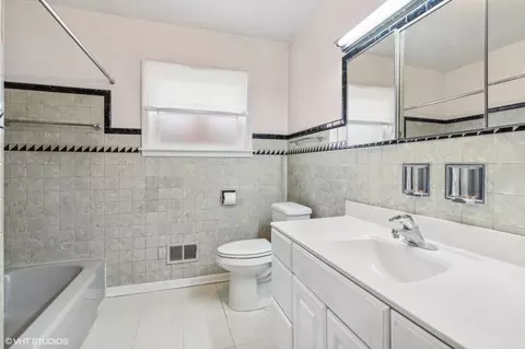 Bath - 48 Harvard St, Des Plaines, IL 60016 photo 1 of 1