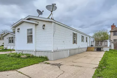 328 Surrey Rd, Wheeling, IL 60090