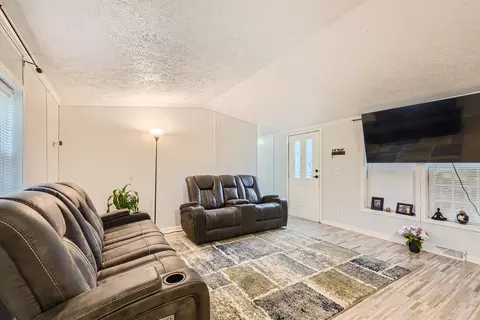 328 Surrey Rd, Wheeling, IL 60090 photo 2