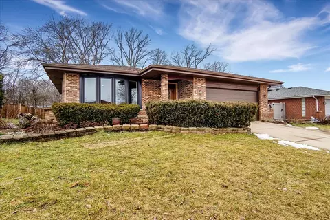 1416 Schramm Dr, Westmont, IL 60559