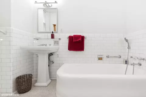 Bath - 227 E Delaware Pl #9C, Chicago, IL 60611 photo 1 of 3