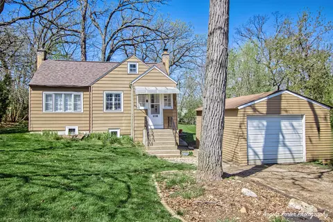 5110 Maplehill Dr, Mccullom Lake, IL 60050
