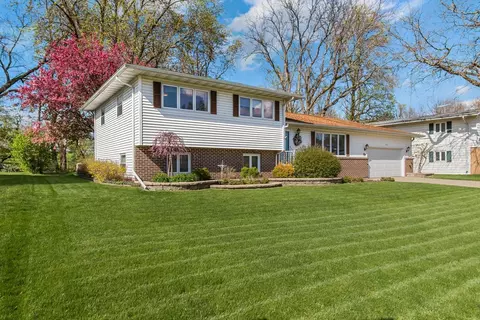 Exterior - 1112 Beech Dr, Dixon, IL 61021 photo 2 of 12