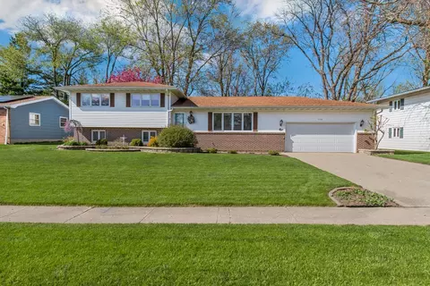 1112 Beech Dr, Dixon, IL 61021