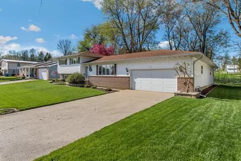 Exterior - 1112 Beech Dr, Dixon, IL 61021 photo 3 of 12