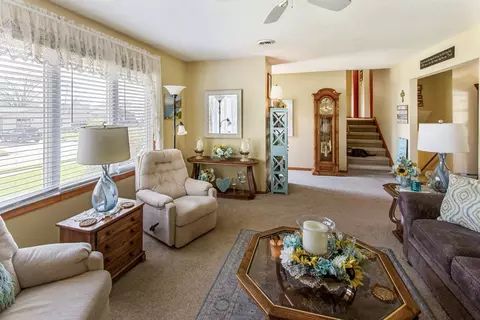 Living - 1112 Beech Dr, Dixon, IL 61021 photo 2 of 4
