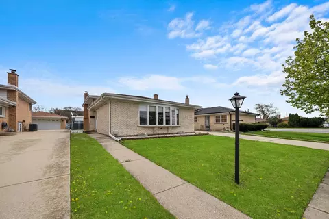 8807 N Ozanam Ave, Niles, IL 60714