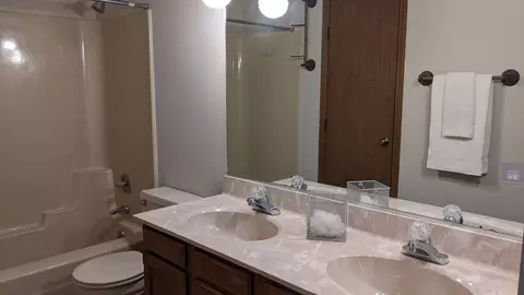 Bath - 1797 Sheffield Dr, Elgin, IL 60123 photo 2 of 4