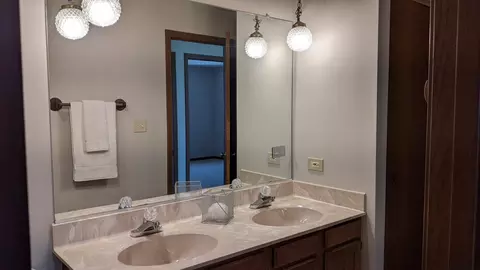 Bath - 1797 Sheffield Dr, Elgin, IL 60123 photo 1 of 4