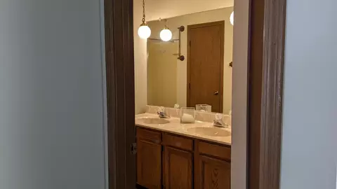 Bath - 1797 Sheffield Dr, Elgin, IL 60123 photo 3 of 4
