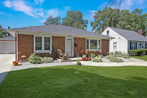 325 E 17th St, Lockport, IL 60441