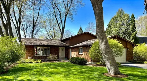 303 Sherwood Dr, Cary, IL 60013