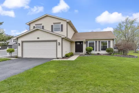 624 Hiawatha Dr, Carol Stream, IL 60188