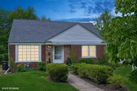 9248 Lincolnwood Dr, Evanston, IL 60203