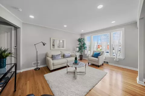Living - 2332 5th Ave, North Riverside, IL 60546 photo 4 of 6