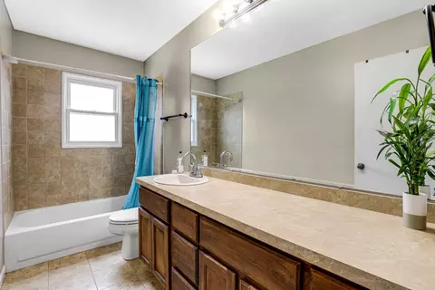 Bath - 14608 Kolin Ave, Midlothian, IL 60445 photo 2 of 2