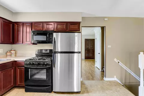 Kitchen - 14608 Kolin Ave, Midlothian, IL 60445 photo 2 of 3